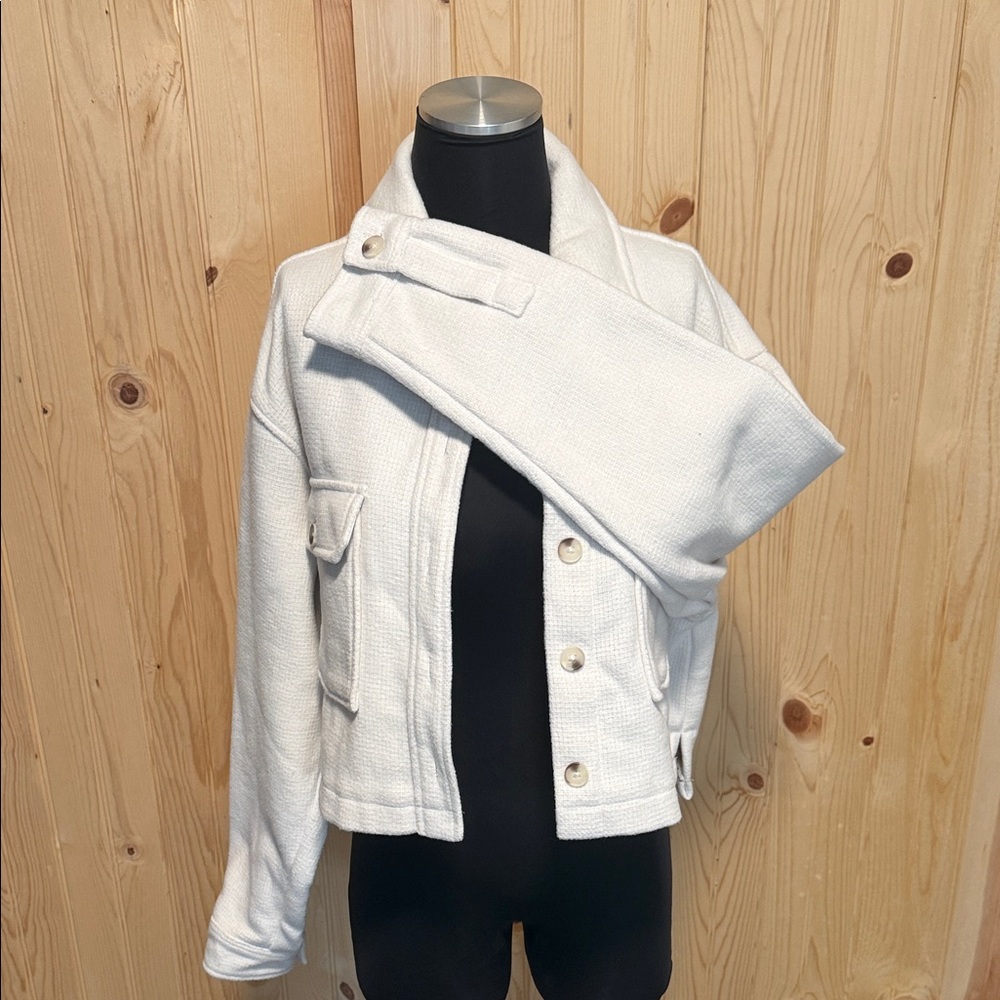 Cropped Women's Cream Button-Front Shacket - Picture 5 of 7